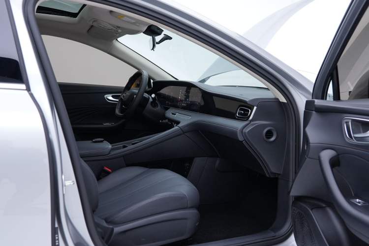 Used Roewe D7 2023 DMH 125km Superior Edition Interior 4