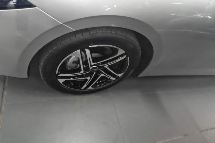 Used Roewe D7 2023 DMH 125km Flagship Edition Left Front Wheel Hub