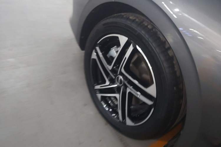 Used Roewe D7 2023 DMH 125km Superior Edition Left Front Wheel Hub