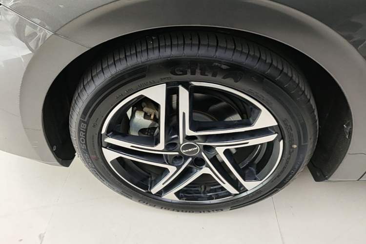 Used Roewe D7 2023 DMH 125km Excellence Edition Left Front Wheel Hub