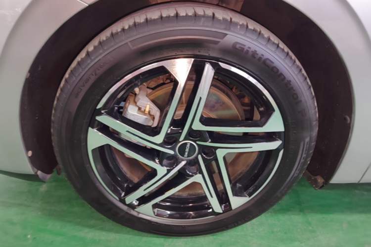 Used Roewe D7 2023 DMH 125km Flagship Edition Left Front Wheel Hub