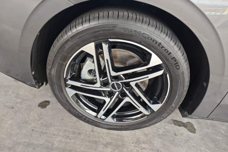 Used Roewe D7 2023 DMH 125km Superior Edition Left Front Wheel Hub