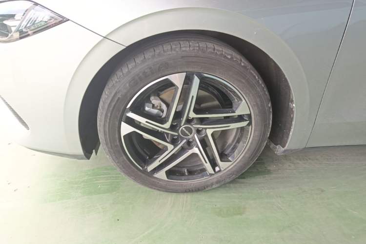 Used Roewe D7 2023 DMH 125km Flagship Edition Left Front Wheel Hub