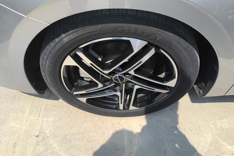 Used Roewe D7 2023 DMH 125km Flagship Edition Left Front Wheel Hub