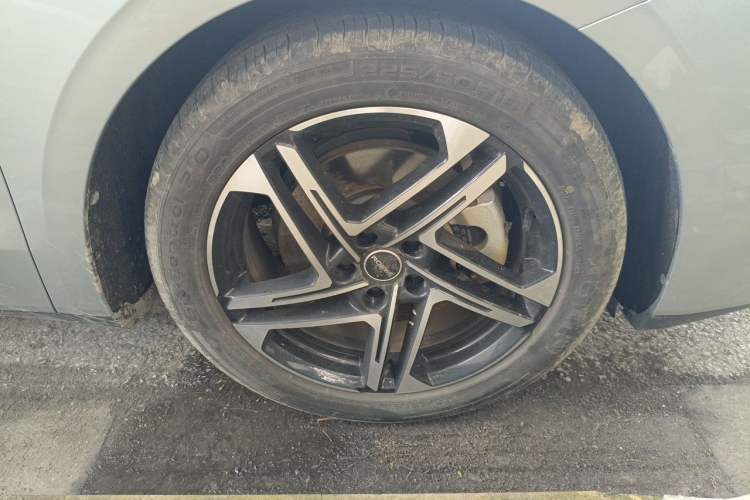Used Roewe D7 2023 DMH 125km Flagship Edition Right Front Wheel Hub