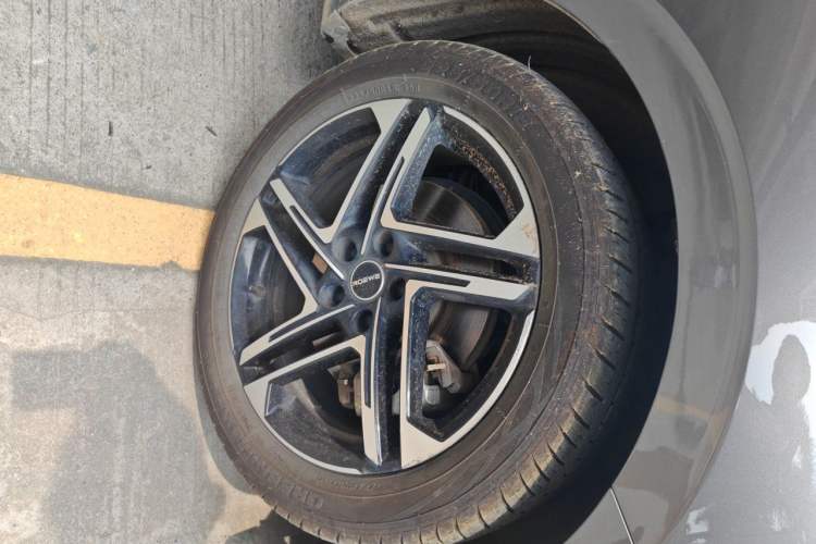 Used Roewe D7 2023 DMH 125km Superior Edition Right Front Wheel Hub