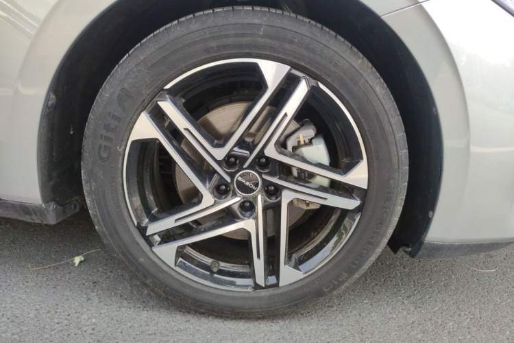 Used Roewe D7 2023 DMH 125km Superior Edition Right Front Wheel Hub
