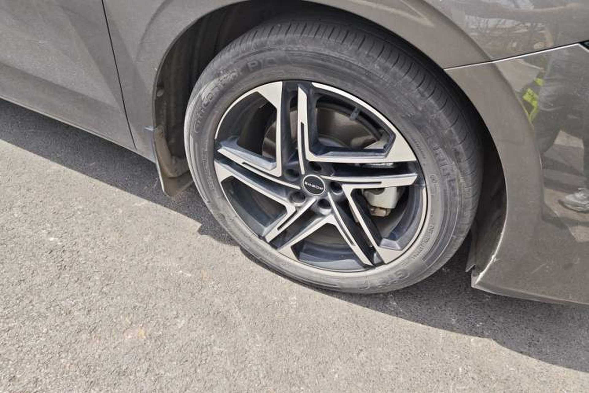 Used Roewe D7 2023 DMH 125km Superior Edition Right Front Wheel Hub