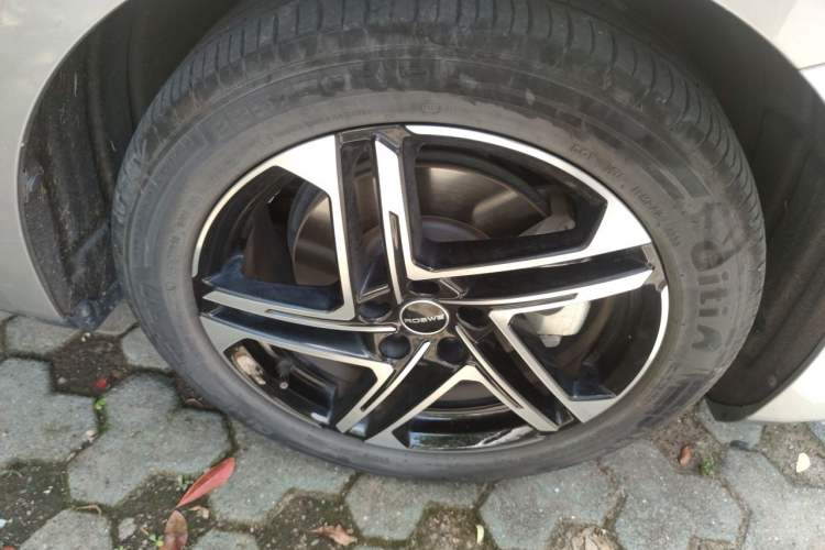 Used Roewe D7 2023 DMH 125km Superior Edition Right Front Wheel Hub