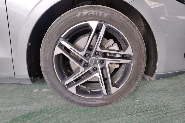 Used Roewe D7 2023 DMH 125km Flagship Edition Right Front Wheel Hub