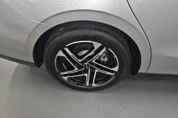 Used Roewe D7 2023 DMH 125km Flagship Edition Right Rear Wheel Hub