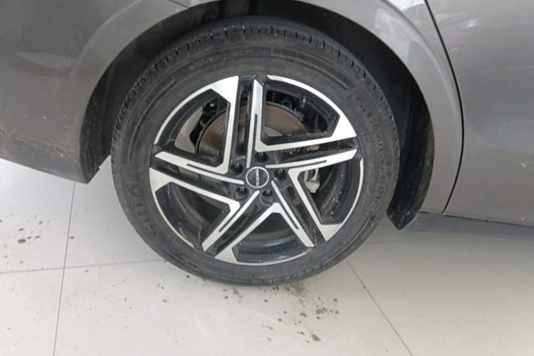 Used Roewe D7 2023 DMH 125km Excellence Edition Right Rear Wheel Hub