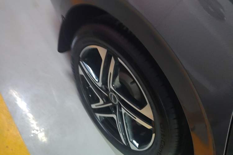 Used Roewe D7 2023 DMH 125km Superior Edition Right Rear Wheel Hub