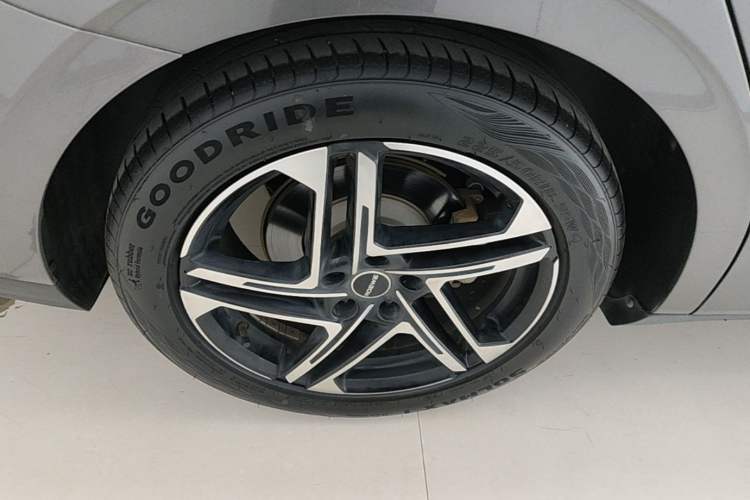 Used Roewe D7 2023 DMH 125km Excellence Edition Right Rear Wheel Hub