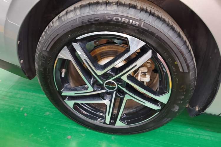 Used Roewe D7 2023 DMH 125km Flagship Edition Right Rear Wheel Hub