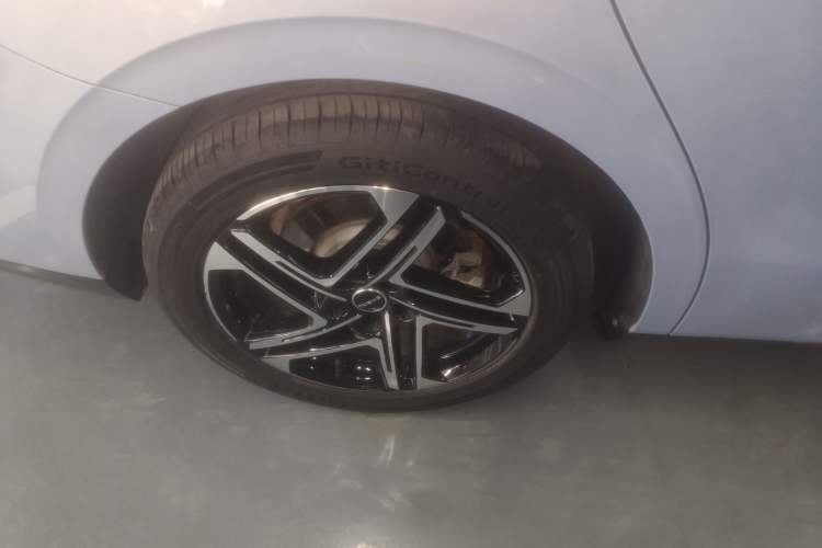 Used Roewe D7 2023 EV 510km Rear-Drive Flagship Edition Right Rear Wheel Hub