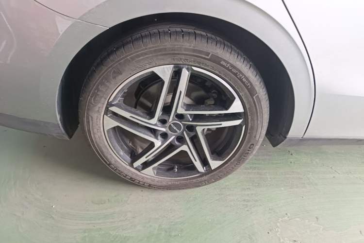 Used Roewe D7 2023 DMH 125km Flagship Edition Right Rear Wheel Hub