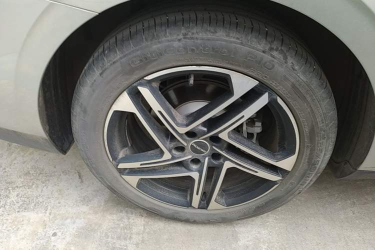 Used Roewe D7 2023 DMH 125km Flagship Edition Right Rear Wheel Hub