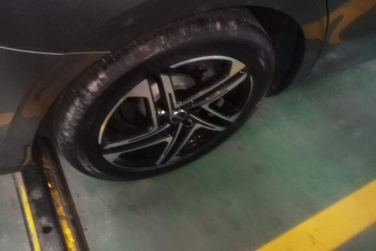 Used Roewe D7 2023 DMH 125km Excellence Edition Right Rear Wheel Hub
