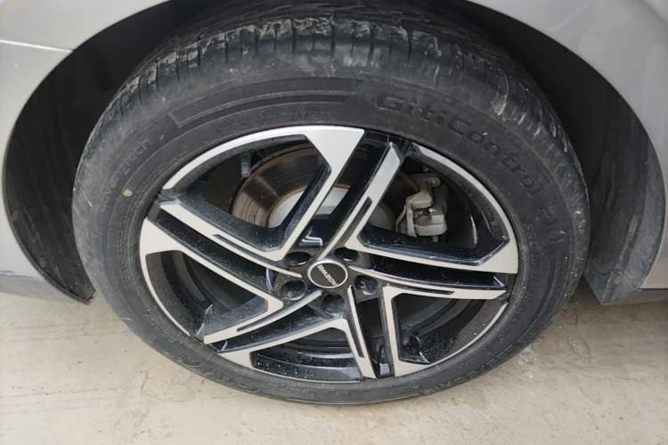 Used Roewe D7 2023 DMH 125km Flagship Edition Right Rear Wheel Hub