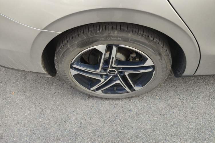 Used Roewe D7 2023 DMH 125km Flagship Edition Right Rear Wheel Hub