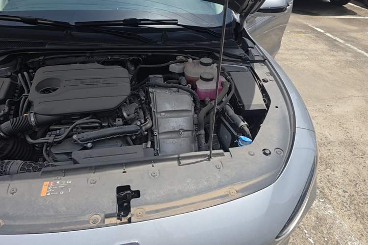 Used Roewe D7 2023 DMH 125km Flagship Edition Engine Bay Left