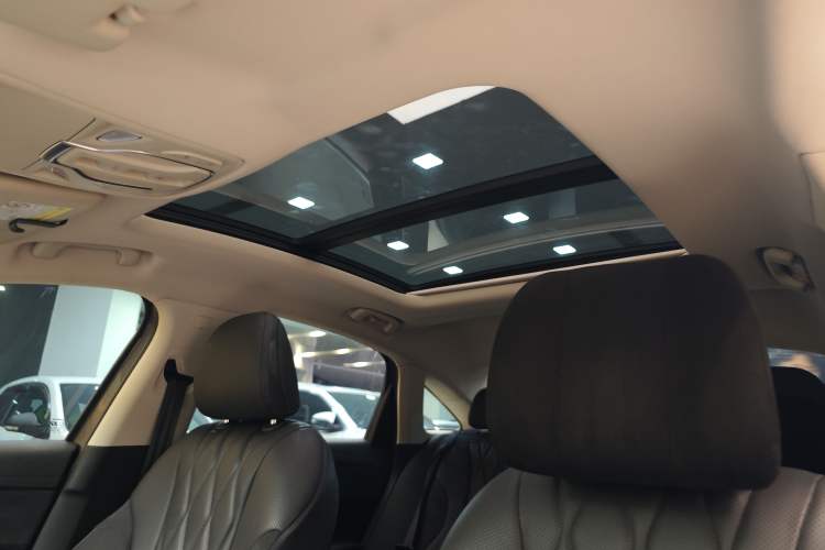 Used Roewe D7 2023 DMH 125km Excellence Edition Interior 10