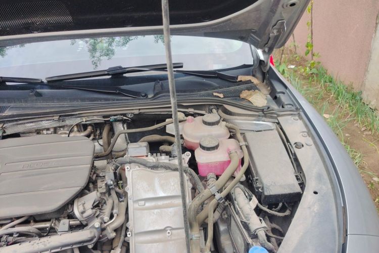 Used Roewe D7 2023 DMH 125km Excellence Edition Engine Bay Left