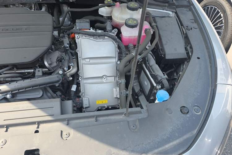 Used Roewe D7 2023 DMH 125km Flagship Edition Engine Bay Left