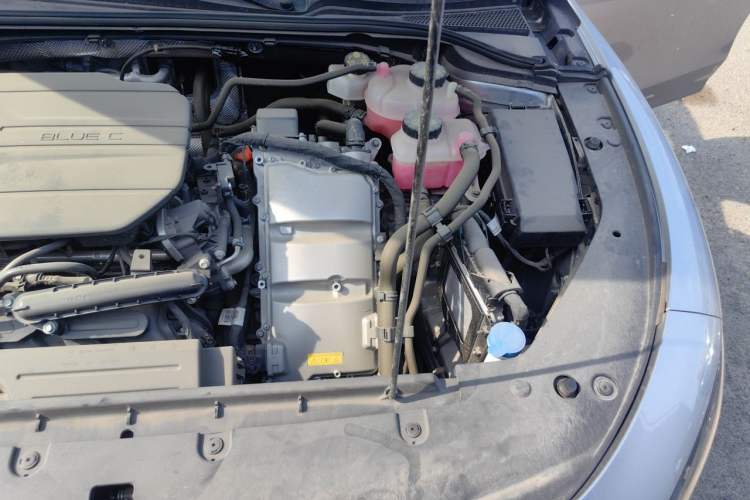 Used Roewe D7 2023 DMH 125km Excellence Edition Engine Bay Left