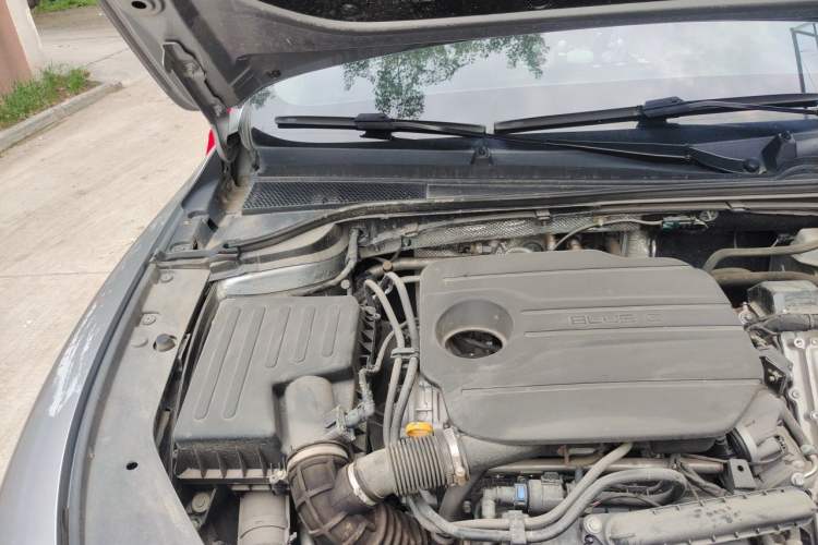 Used Roewe D7 2023 DMH 125km Excellence Edition Engine Bay Right