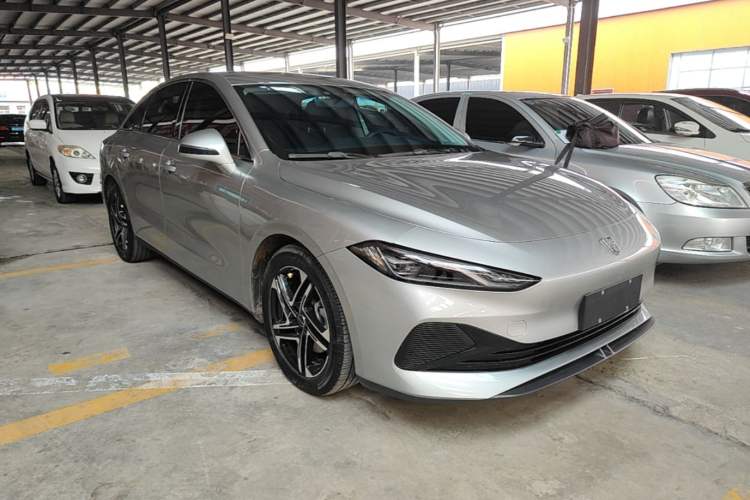 Used Roewe D7 2023 DMH 125km Superior Edition Front Right 45 Deg