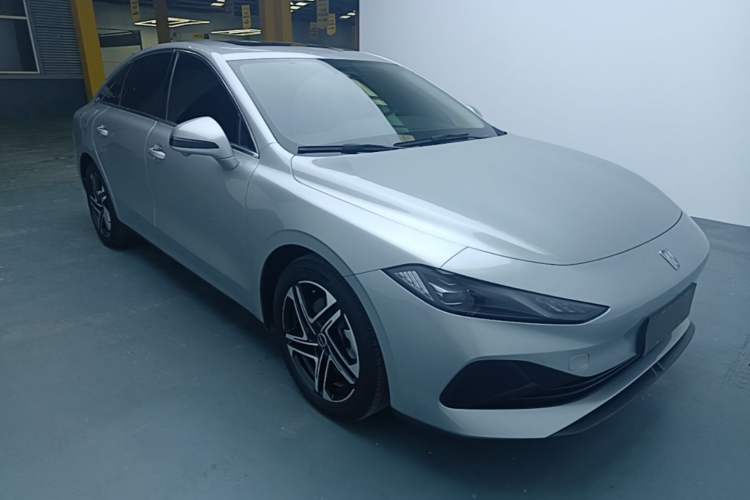 Used Roewe D7 2023 DMH 125km Flagship Edition Front Right 45 Deg