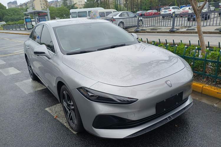 Used Roewe D7 2023 DMH 125km Excellence Edition Front Right 45 Deg