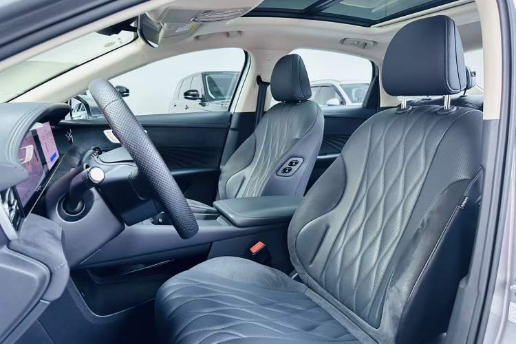 Used Roewe D7 2023 DMH 125km Flagship Edition Interior 4