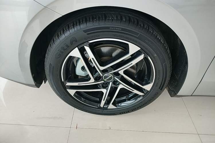 Used Roewe D7 2023 DMH 125km Superior Edition Left Front Wheel Hub