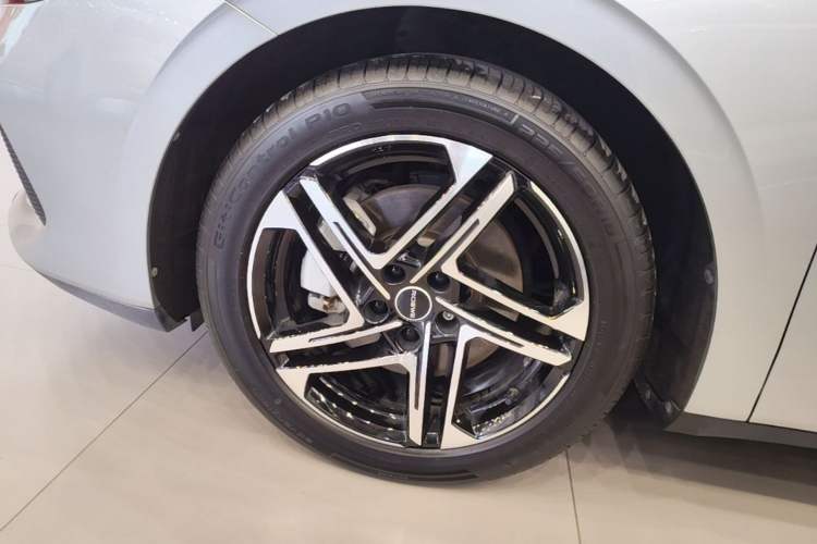 Used Roewe D7 2023 DMH 125km Flagship Edition Left Front Wheel Hub