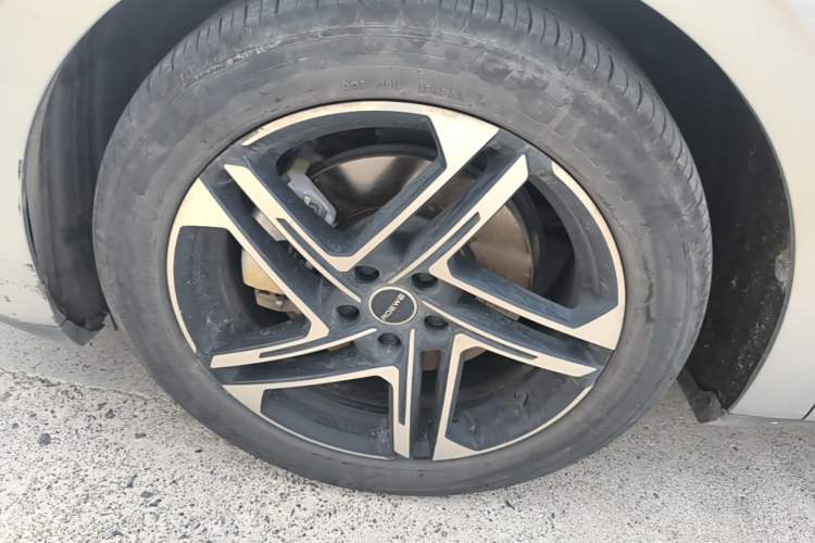 Used Roewe D7 2023 DMH 125km Superior Edition Left Front Wheel Hub