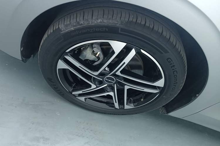 Used Roewe D7 2023 DMH 125km Flagship Edition Left Front Wheel Hub