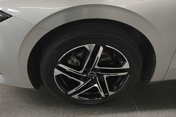 Used Roewe D7 2023 DMH 125km Flagship Edition Left Front Wheel Hub