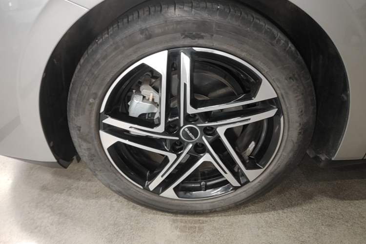 Used Roewe D7 2023 DMH 125km Flagship Edition Left Front Wheel Hub