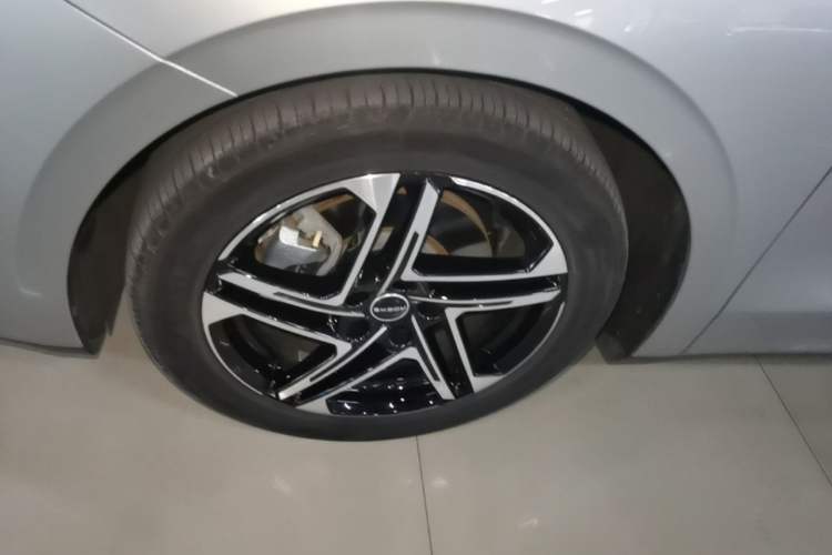 Used Roewe D7 2023 DMH 125km Flagship Edition Left Front Wheel Hub