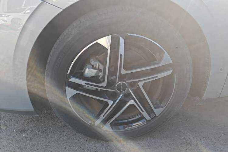 Used Roewe D7 2023 DMH 125km Flagship Edition Left Front Wheel Hub