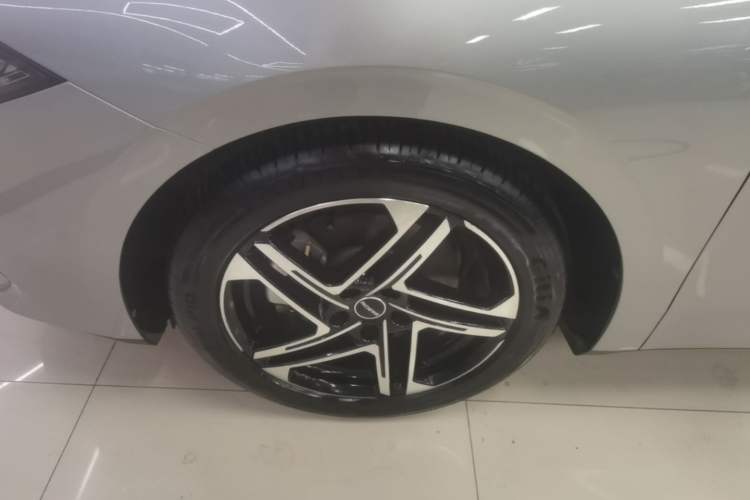 Used Roewe D7 2023 DMH 125km Flagship Edition Left Front Wheel Hub