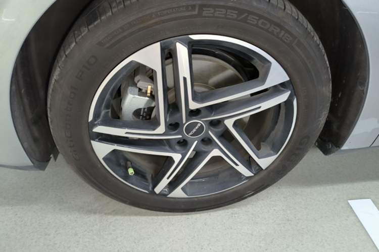Used Roewe D7 2023 DMH 125km Excellence Edition Left Front Wheel Hub