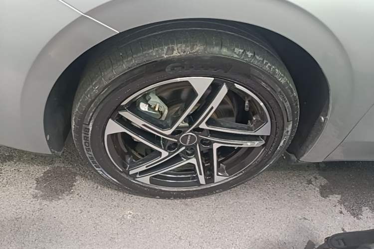 Used Roewe D7 2023 DMH 125km Flagship Edition Left Front Wheel Hub