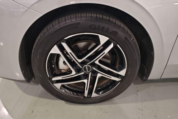 Used Roewe D7 2023 DMH 125km Superior Edition Left Front Wheel Hub