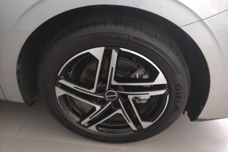 Used Roewe D7 2023 DMH 125km Superior Edition Right Front Wheel Hub