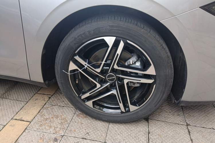 Used Roewe D7 2023 DMH 125km Excellence Edition Right Front Wheel Hub