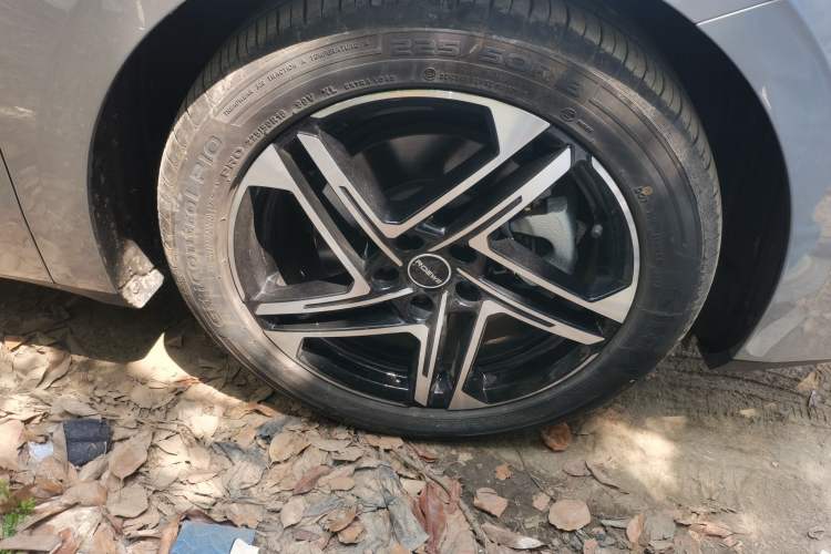 Used Roewe D7 2023 DMH 125km Flagship Edition Right Front Wheel Hub